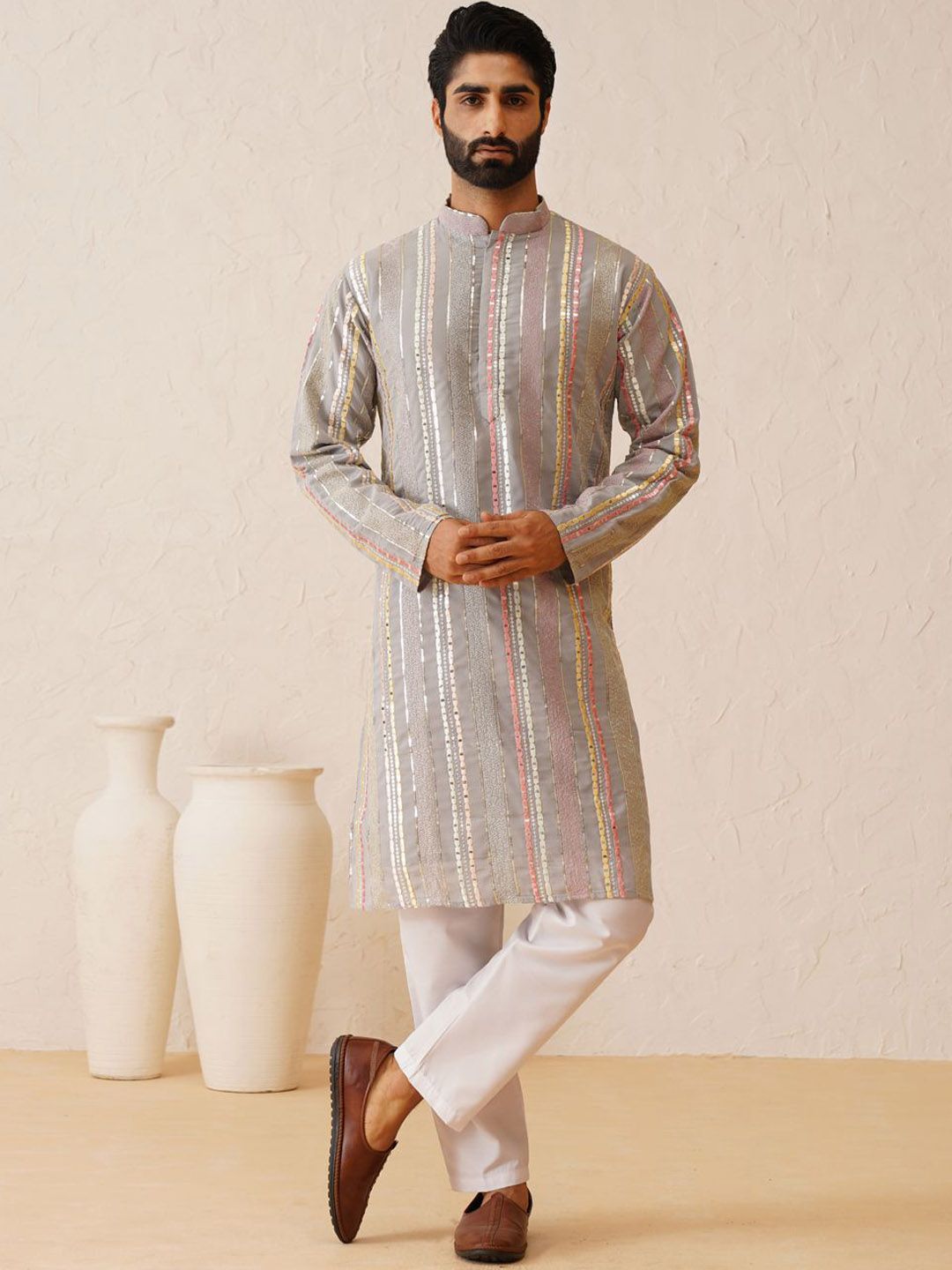 SOJANYA LUXE Kolar Mandarin Sulam Kurta Biasa dengan Piyama