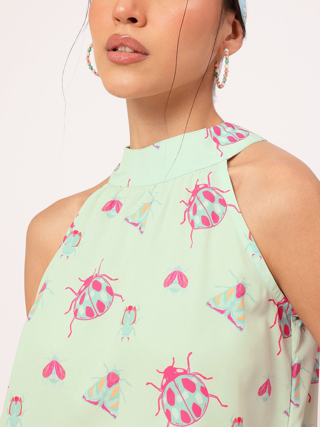DressBerry Fabulous-Fly Knotty Halter-Neck Bug Printed Mini Dress