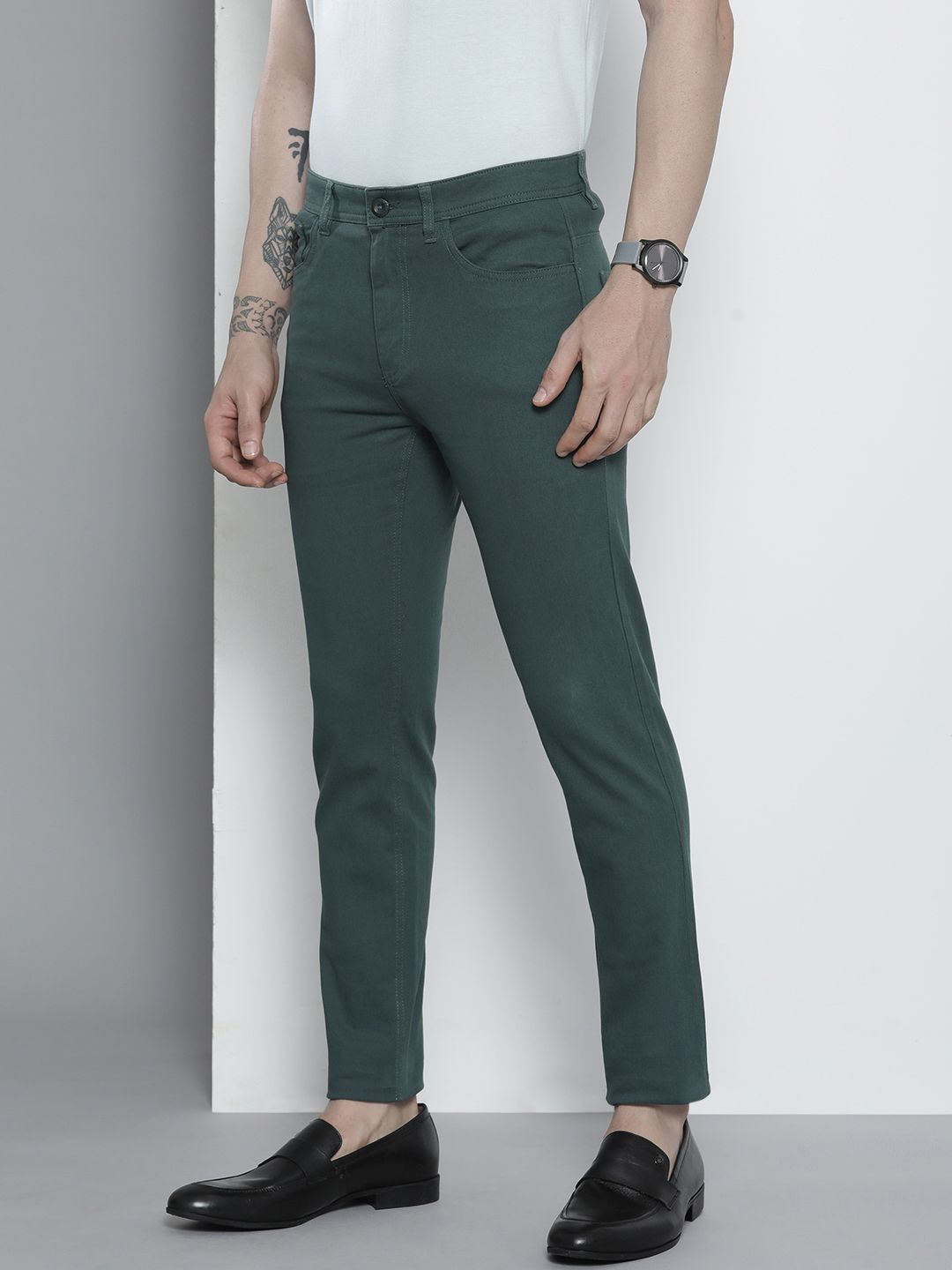 The Indian Garage Co Men Charcoal Grey Solid Chinos Trousers