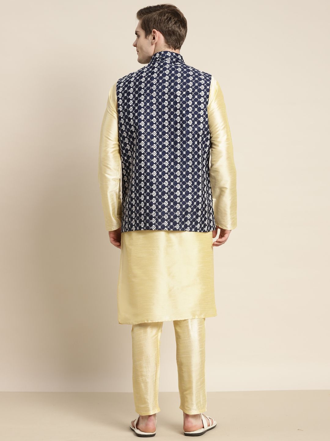 SOJANYA Kurta Solid Lelaki dengan Jaket Nehru Bersulam Motif Churidar & Etnik