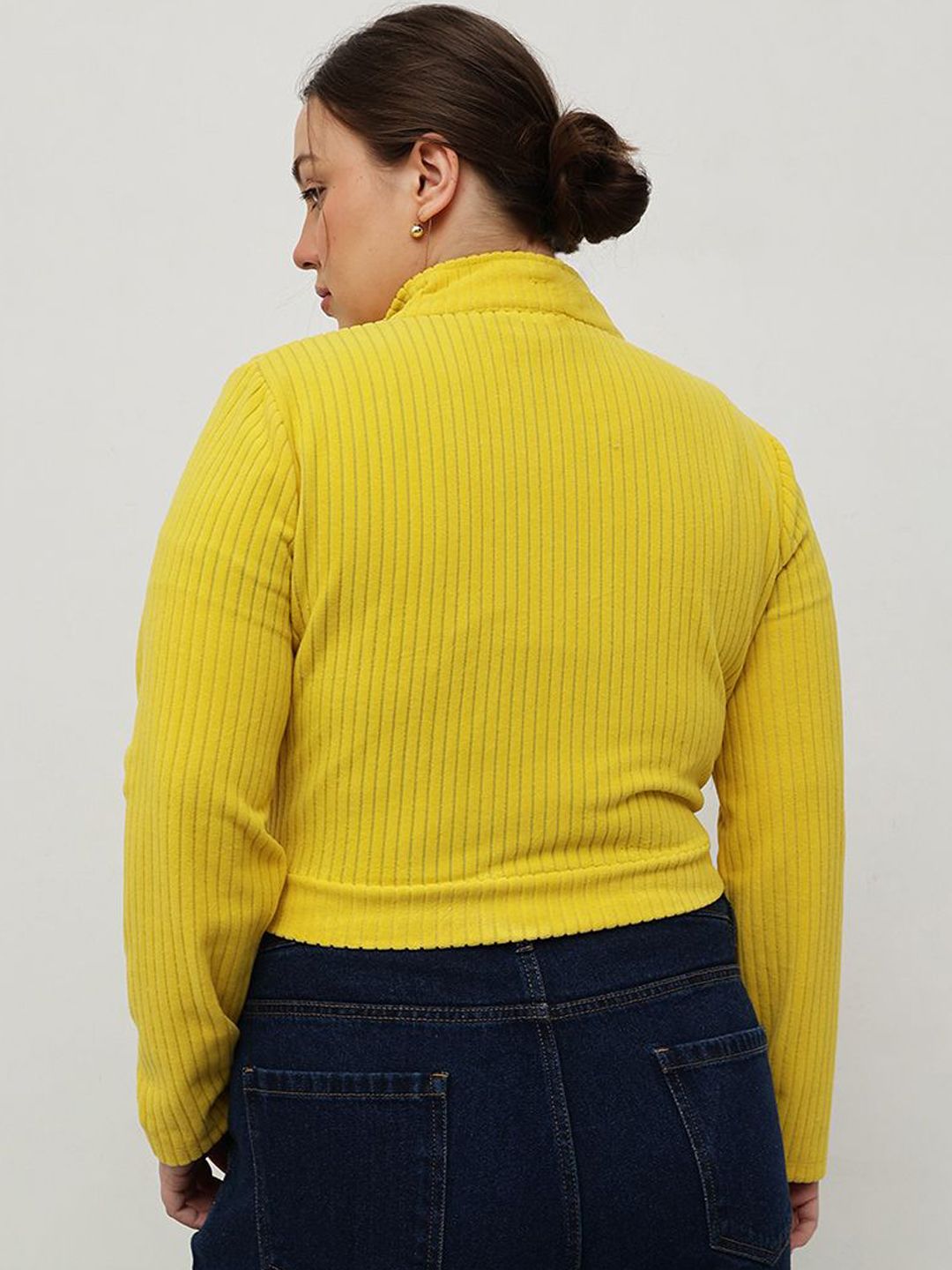 Wanita jalanan yang curvy tanpa jaket empuk tanaman