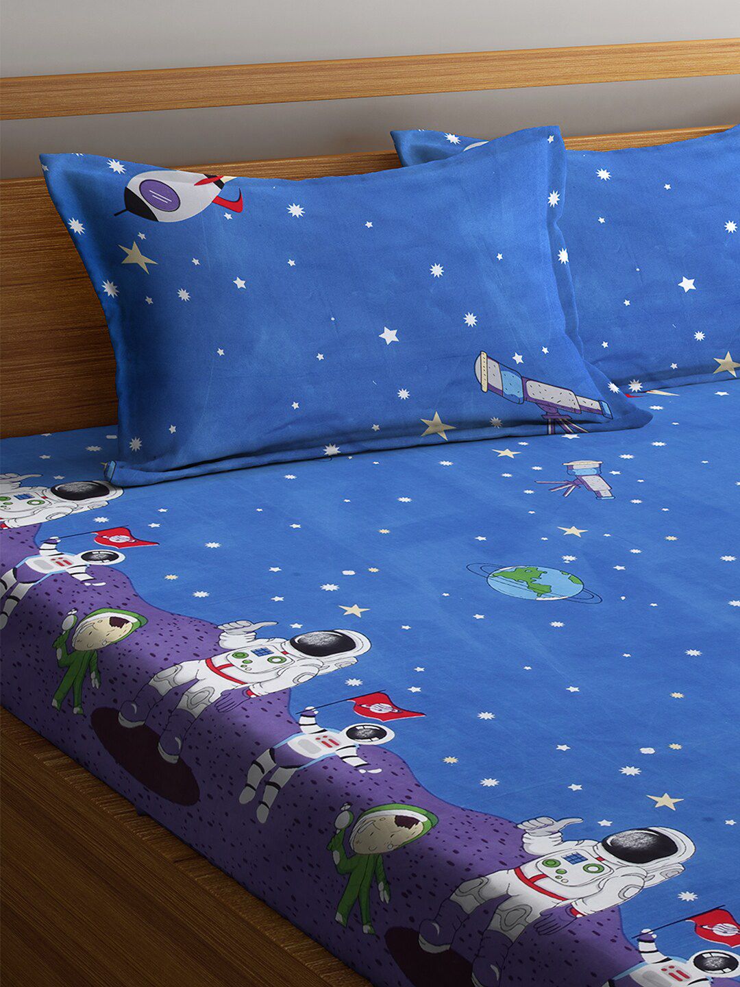 KLOTTHE Blue & White Conversational 300 TC 1 King Bedsheet with 2 Pillow Covers
