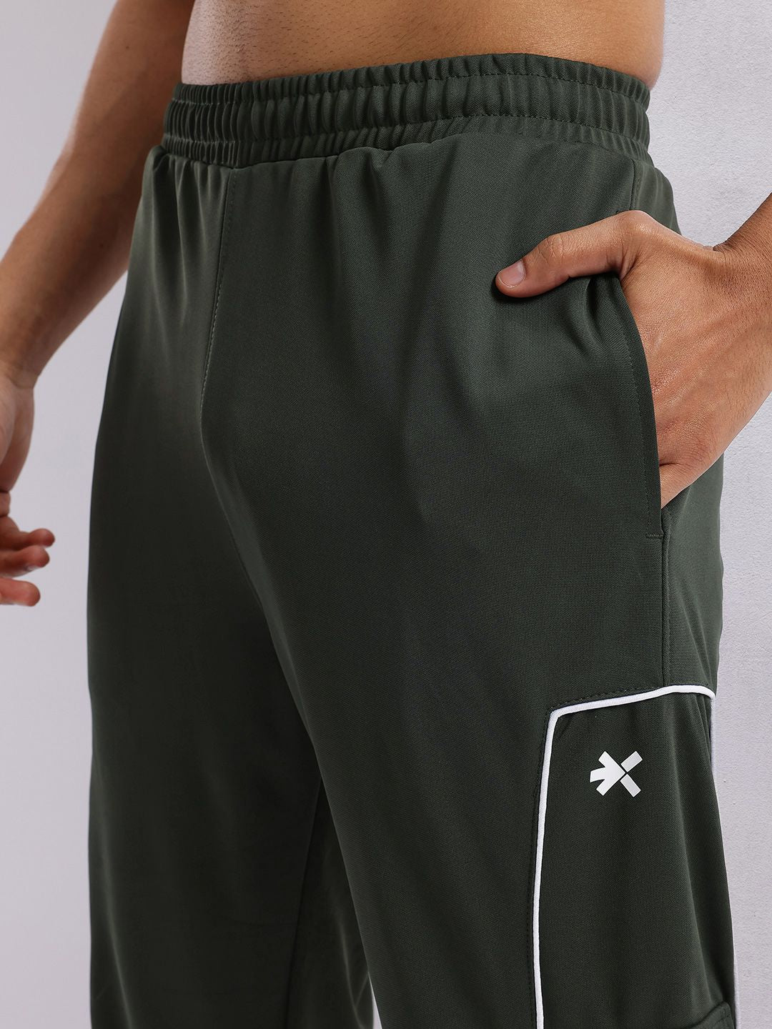 HRX by Hrithik Roshan Men Contrast Piping Mid-Rise Rapid-Dry Cargo-Style Training Joggers