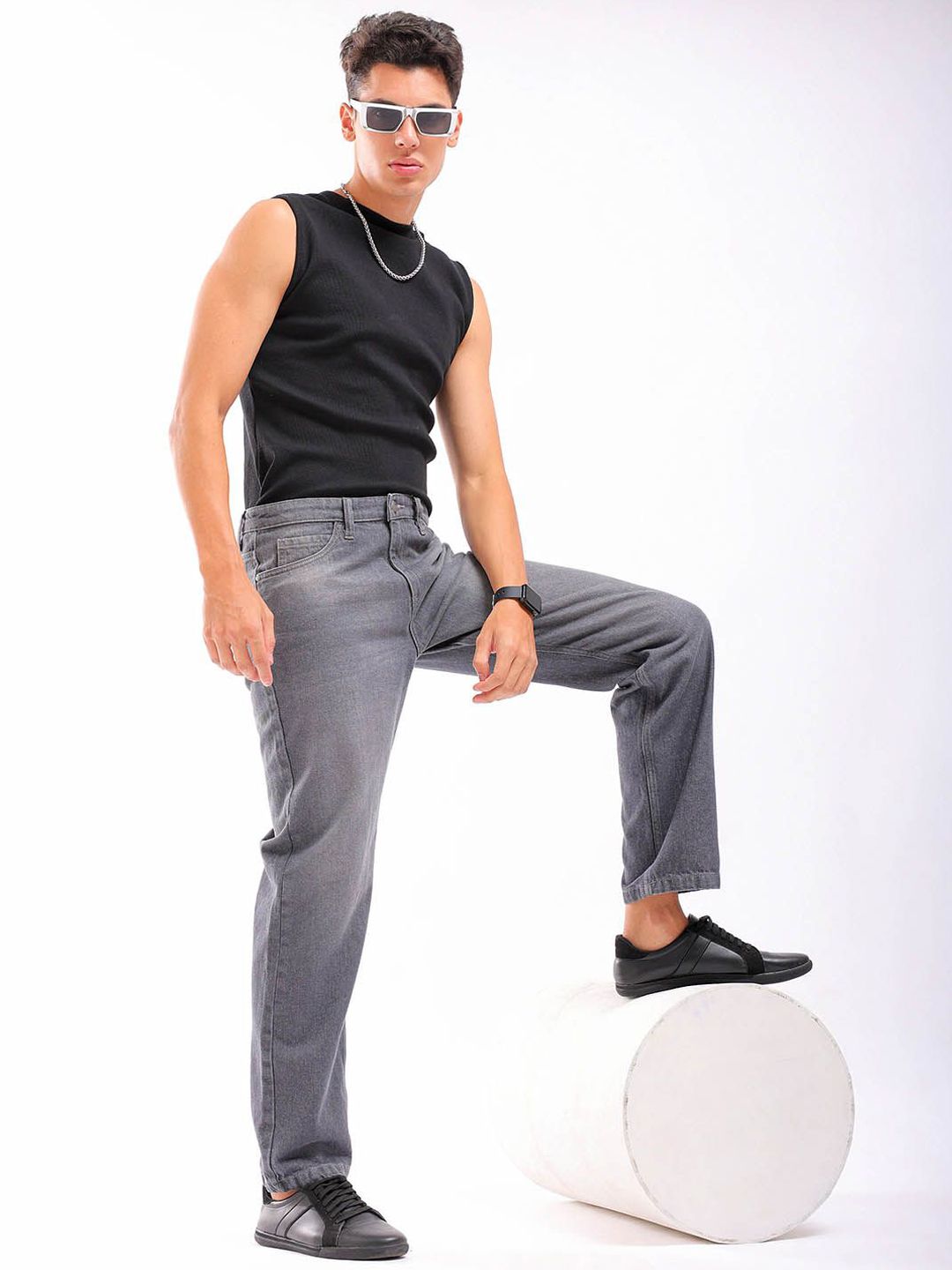 The Indian Garage Co Men Straight Fit No Fade Low Distress Cotton Jeans