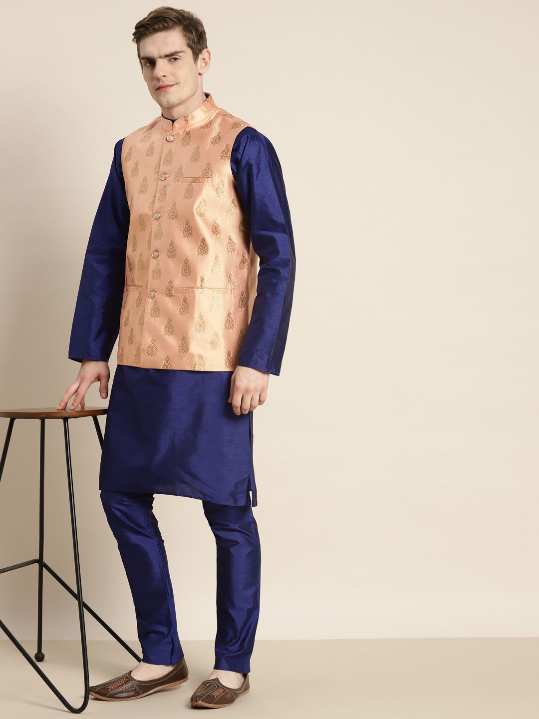 SOJANYA Men Blue Kurta with Churidar
