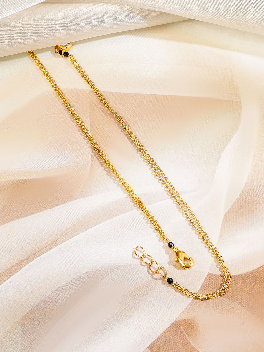 Rubans 18K Gold-Plated Zirconia Zirconia Studded Mangalsutra Minimal Dengan Rantai Manik Hitam