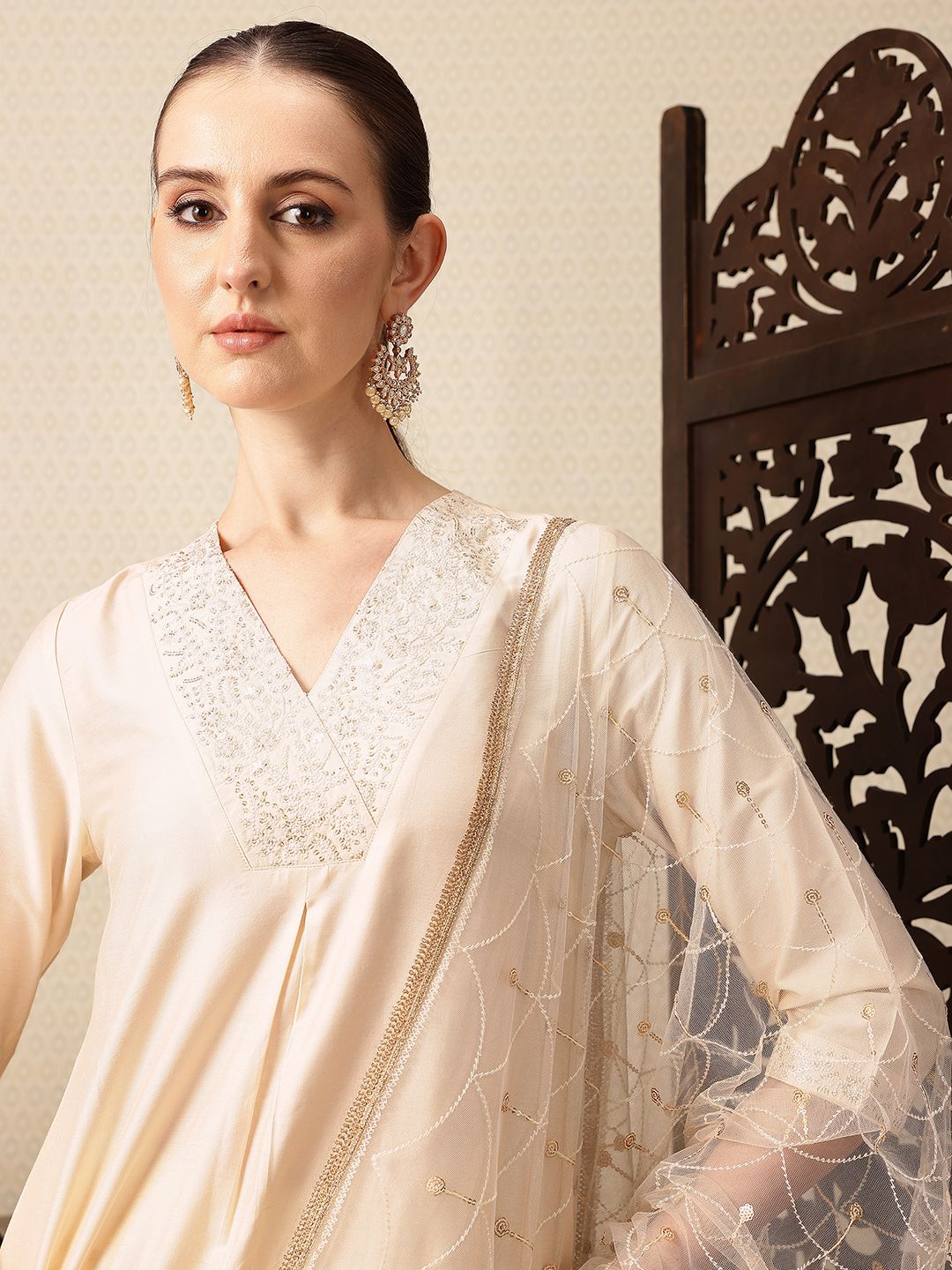 House of Pataudi Floral Yoke Design V-Neck Thread Work Jashn Kurta with Trousers & Dupatta