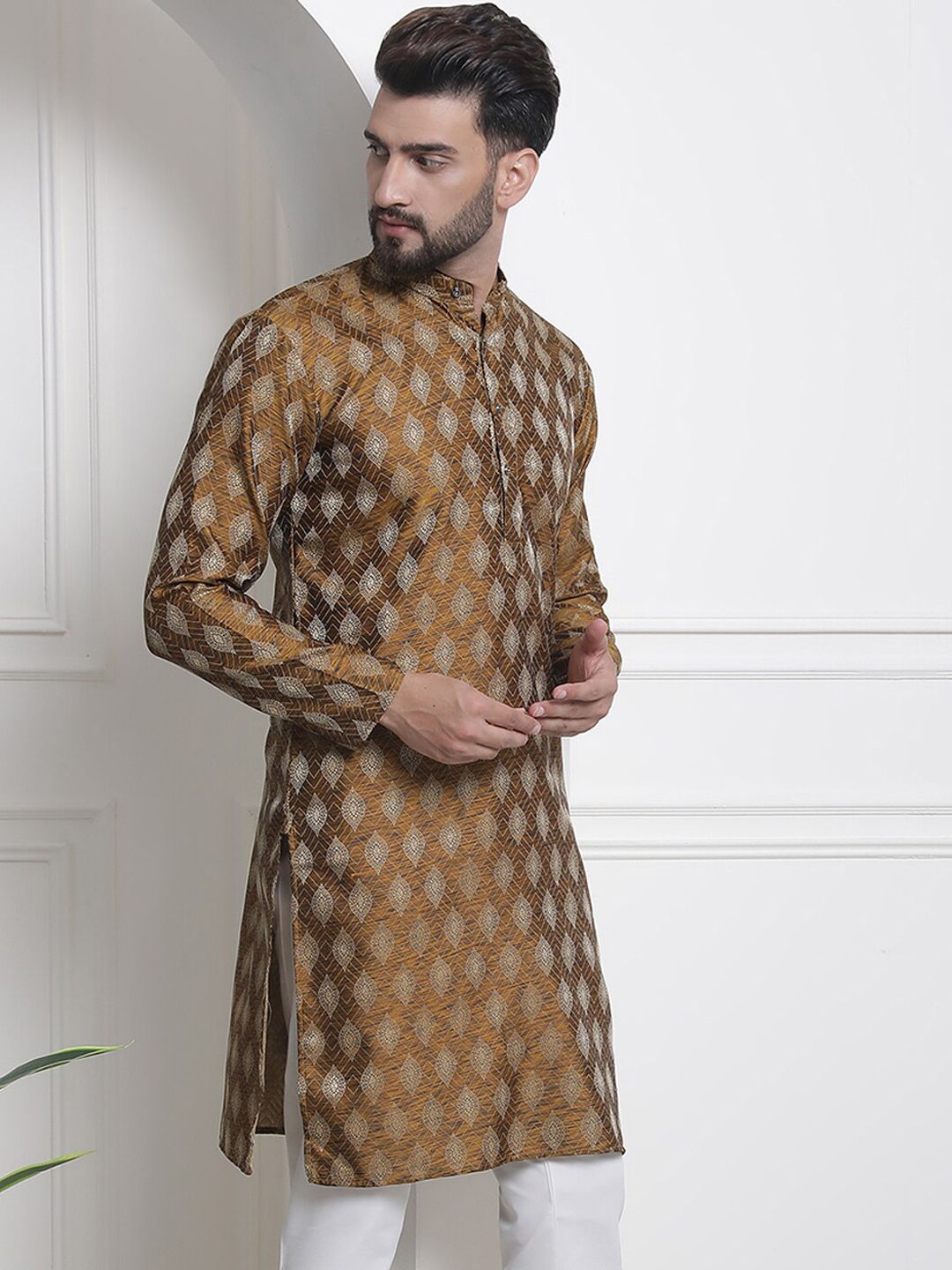 SOJANYA Mandarin Collar Zari Ethnic Motif Woven Deign Kurta