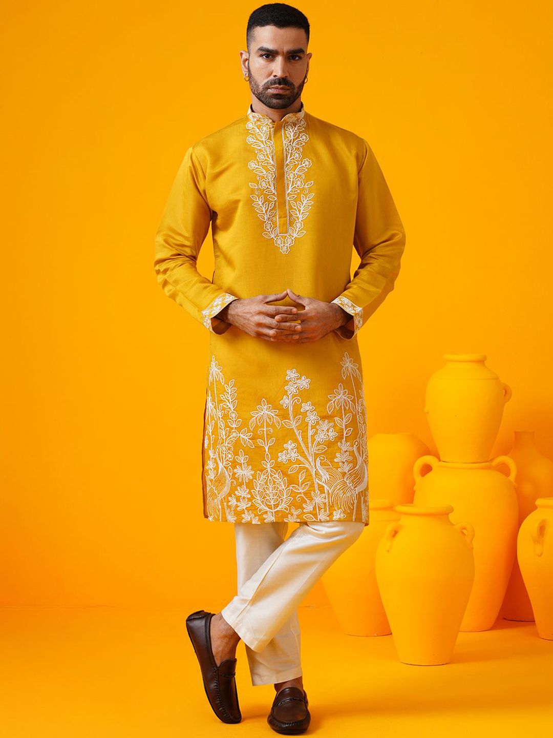 SOJANYA LUXE Floral Embroidered Mandarin Collar Straight Kurta