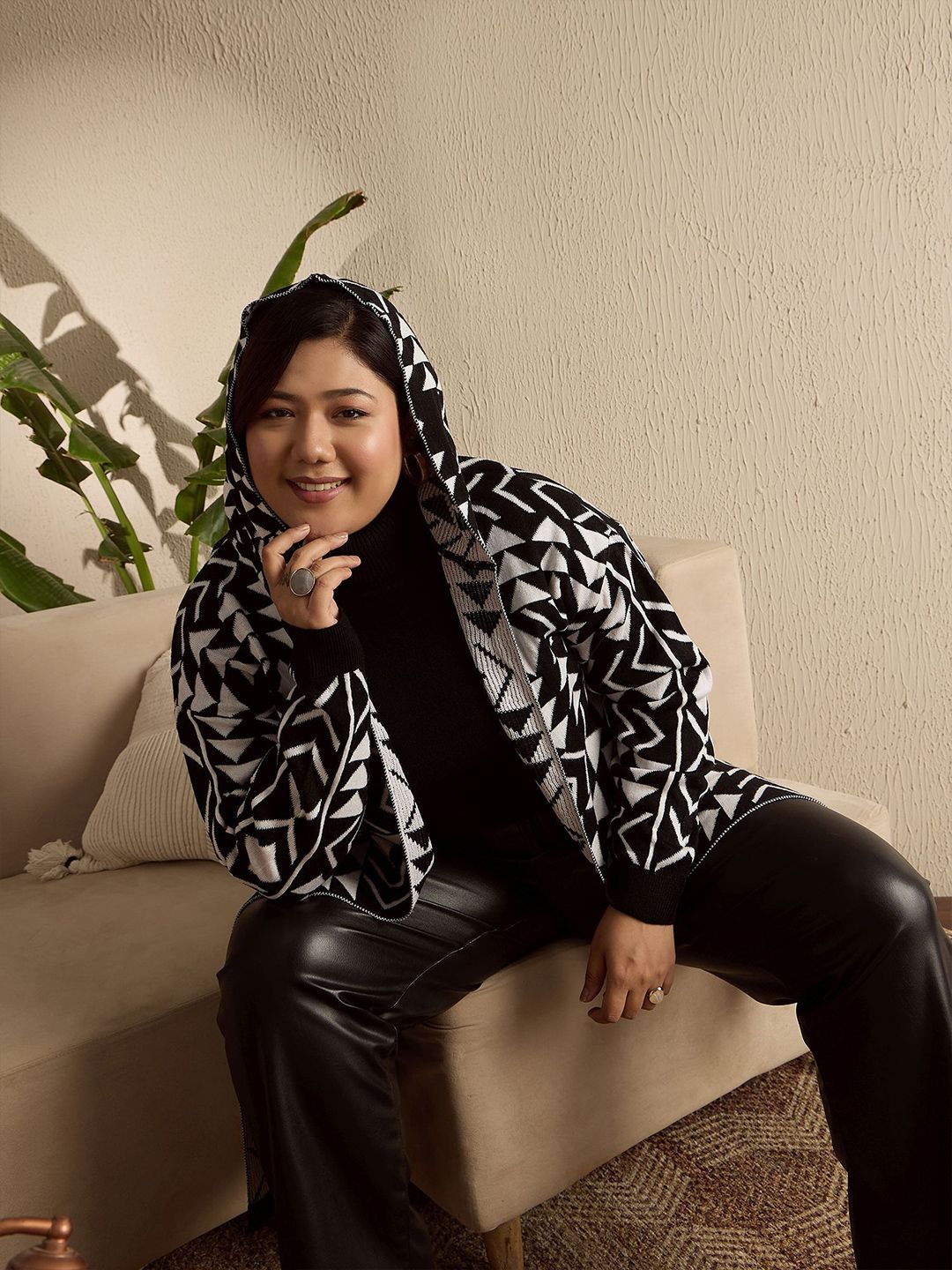 Berrylush Curve Women Geometric Printed Long Sleeves Longline