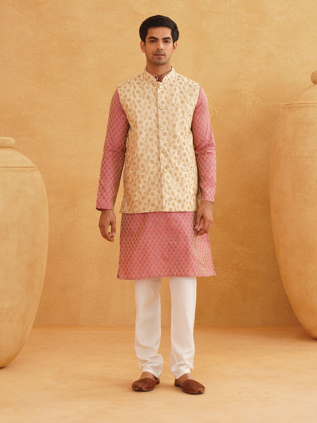 SOJANYA Motif Etnik Reka bentuk tenunan Kolar Kurta Dengan Jaket Churidar Dan Nehru