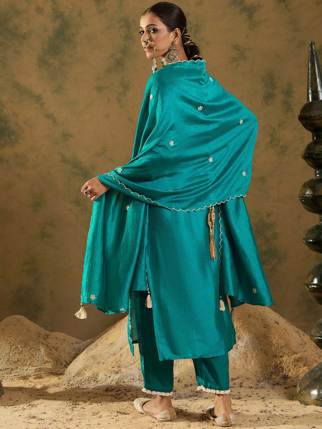 Indo Era Ethnic Embroidered Thread Work Regular Sleeves Round Neck Silk Blend Kurta Set