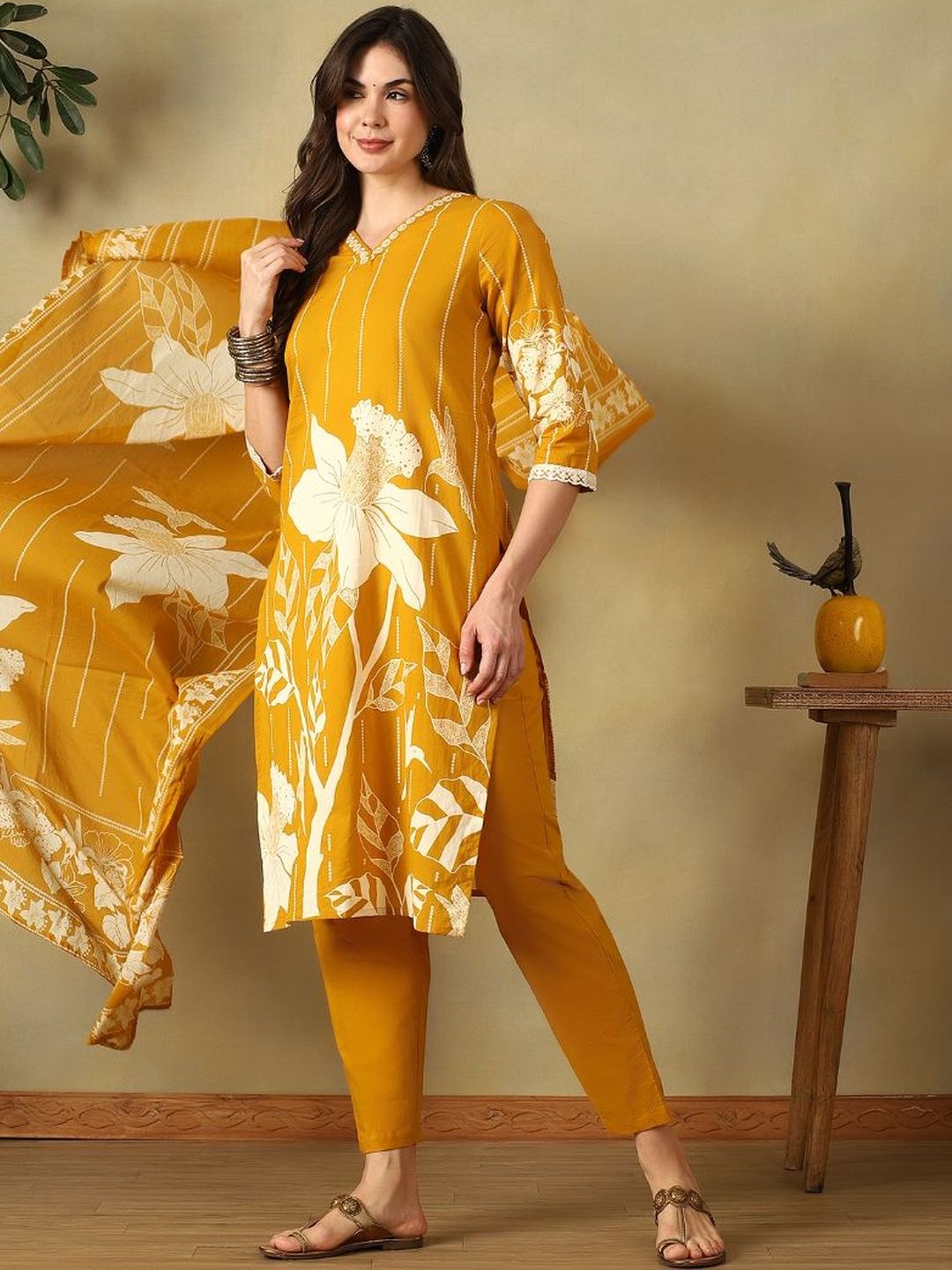 Mamicha Women Floral Printed Regular Pure Cotton Kurta with Trousers & With Dupatta