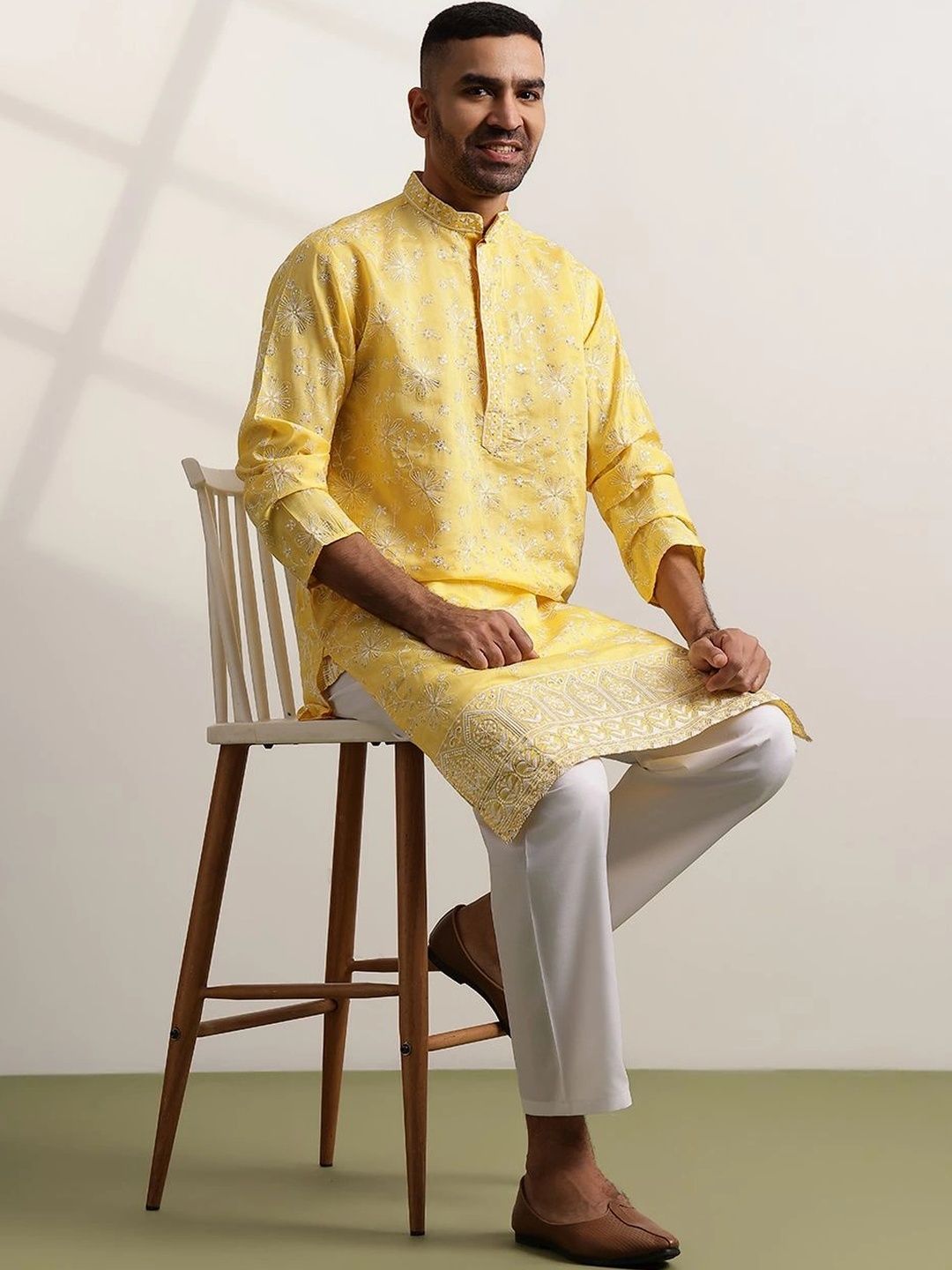 SOJANYA Men Embroidered Thread Work Kurta