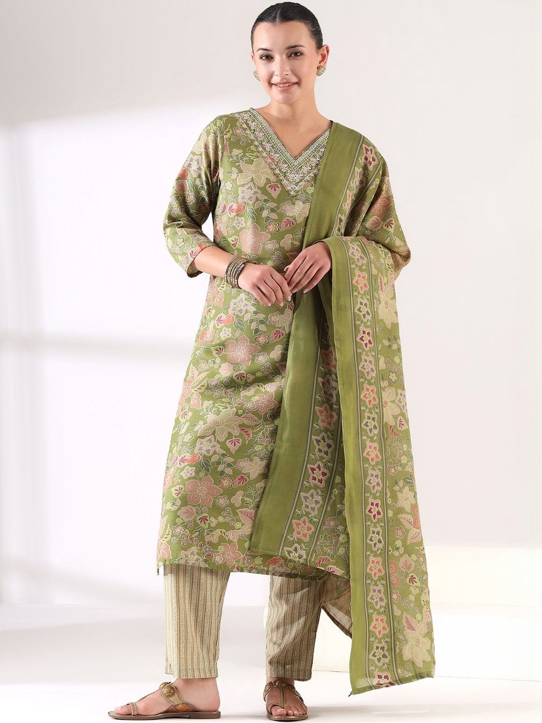 Mamicha Women Floral Printed Regular Thread Work Kurta with Trousers & With Dupatta