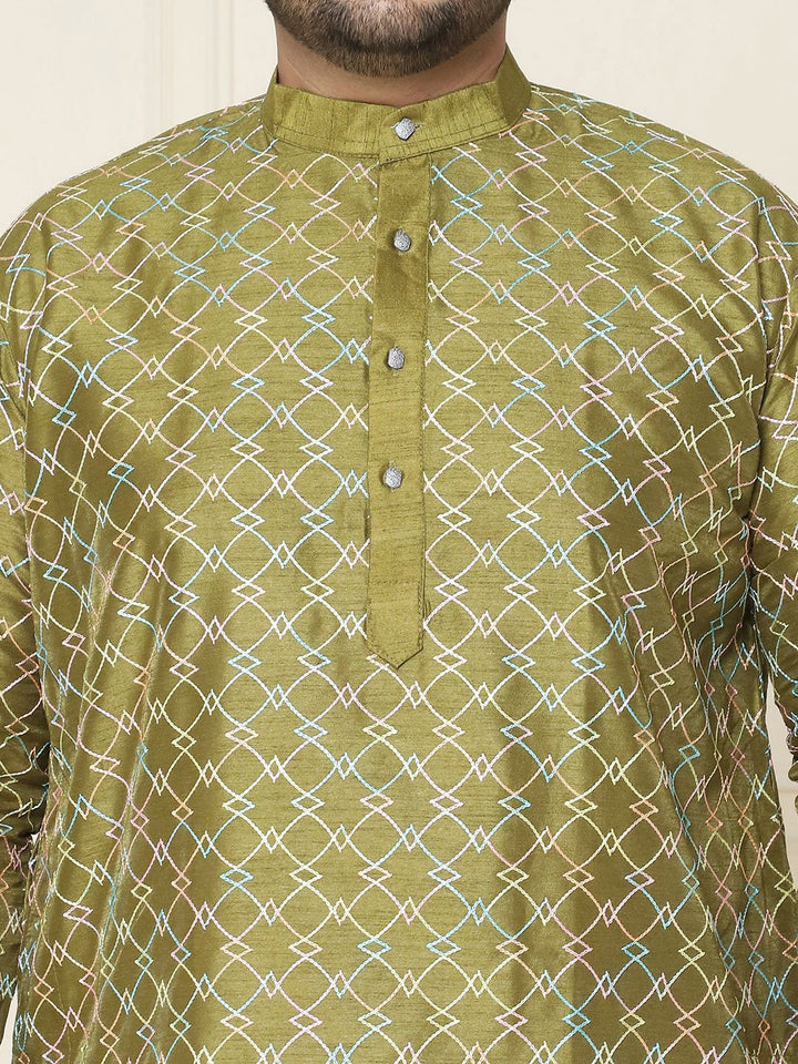 SOJANYA PLUS Geomtric Embroidered Mandarin Collar Straight Kurta with Pyjamas