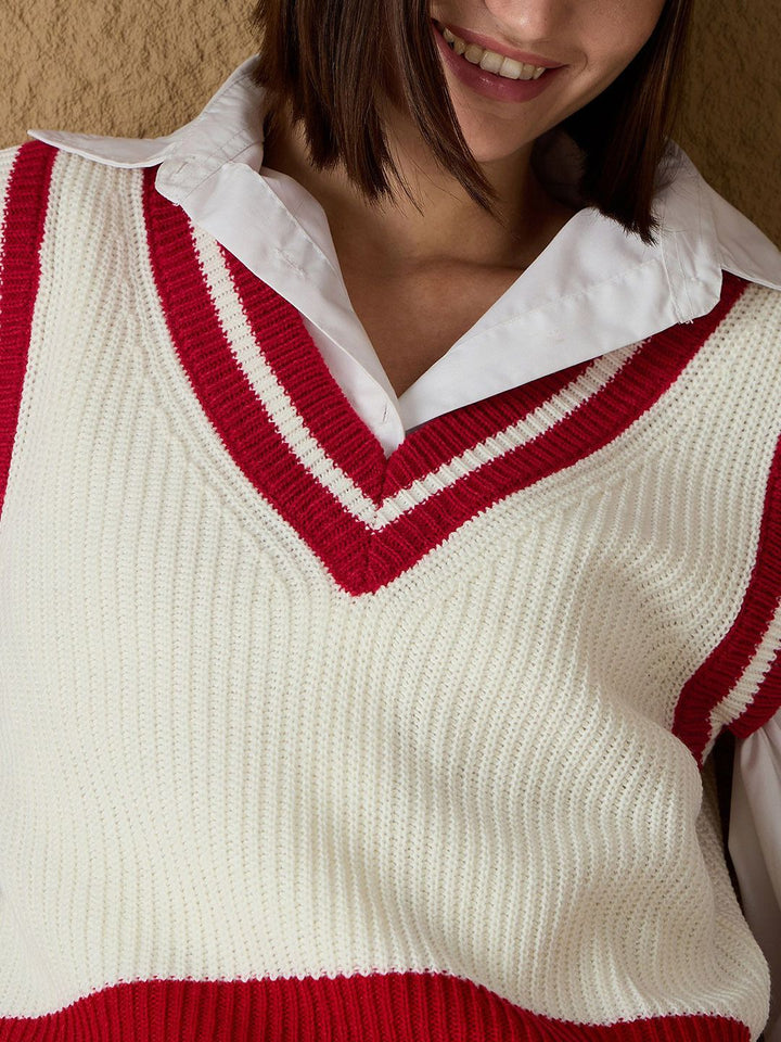 SASSAFRAS Women Colourblocked Crop Sweater Vest
