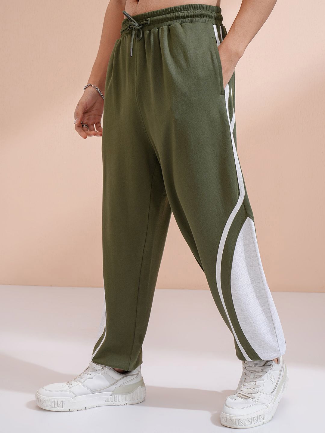 HIGHLANDER Men Colourblocked Printed Straight Fit Joggers Trousers
