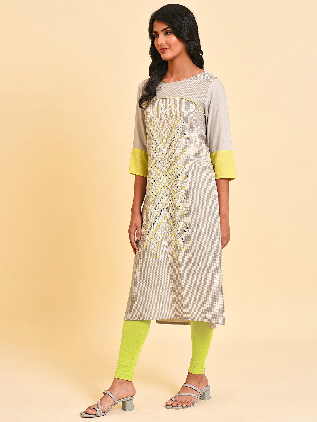 W Geometric Printed Regular Kurta With Leggings
