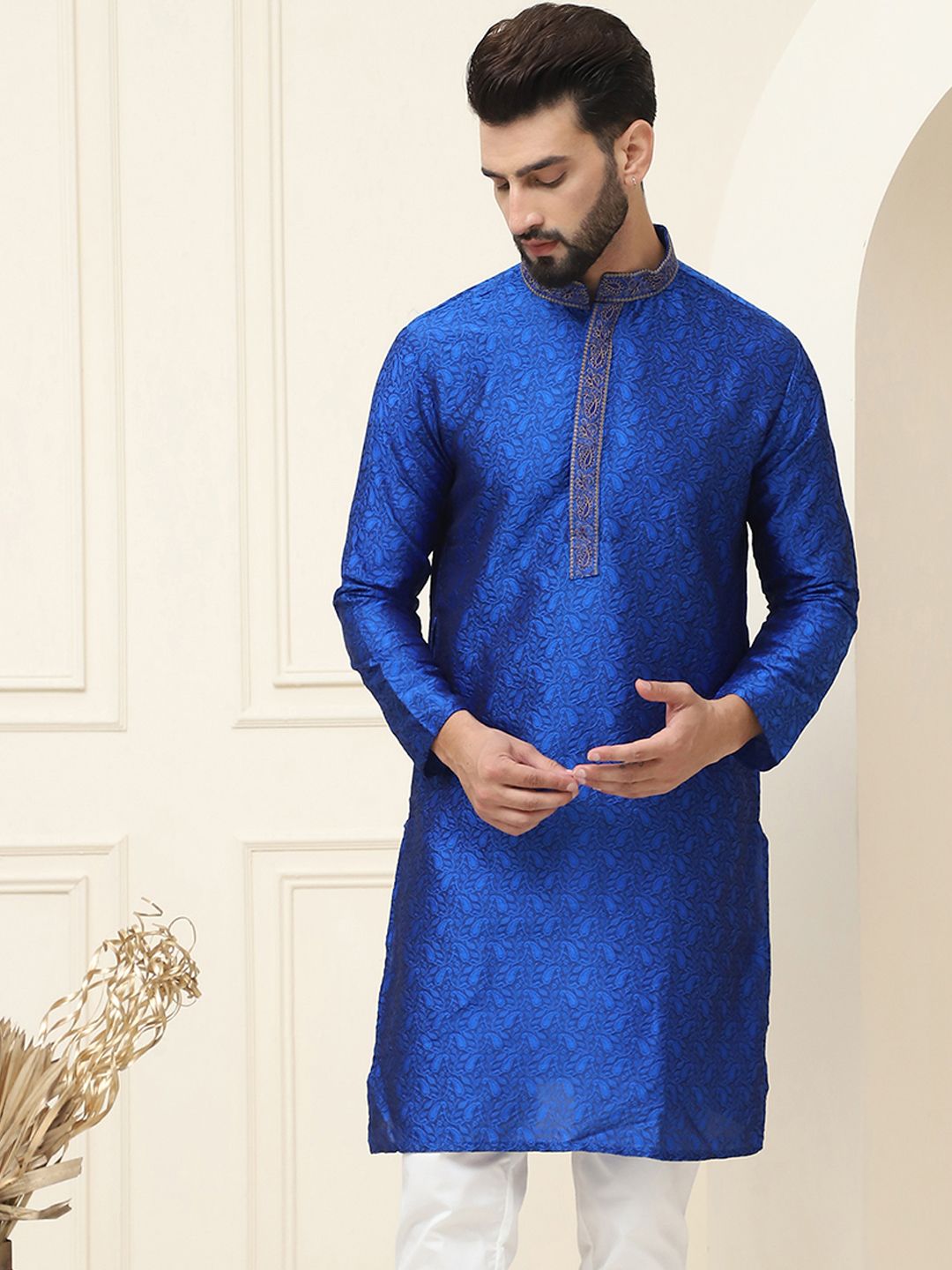 SOJANYA Paisley Woven Design Mandarin Collar Thread Work Straight Kurta