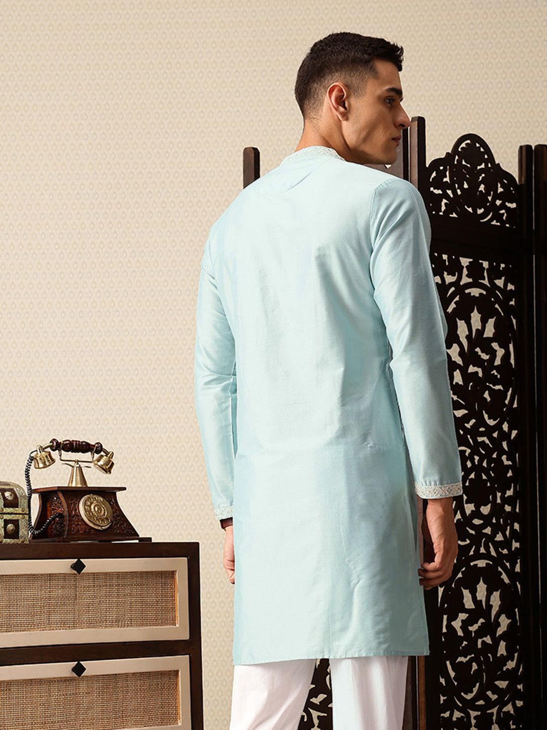 Rumah Motif Etnik Pataudi bersulam Jashn Kurta
