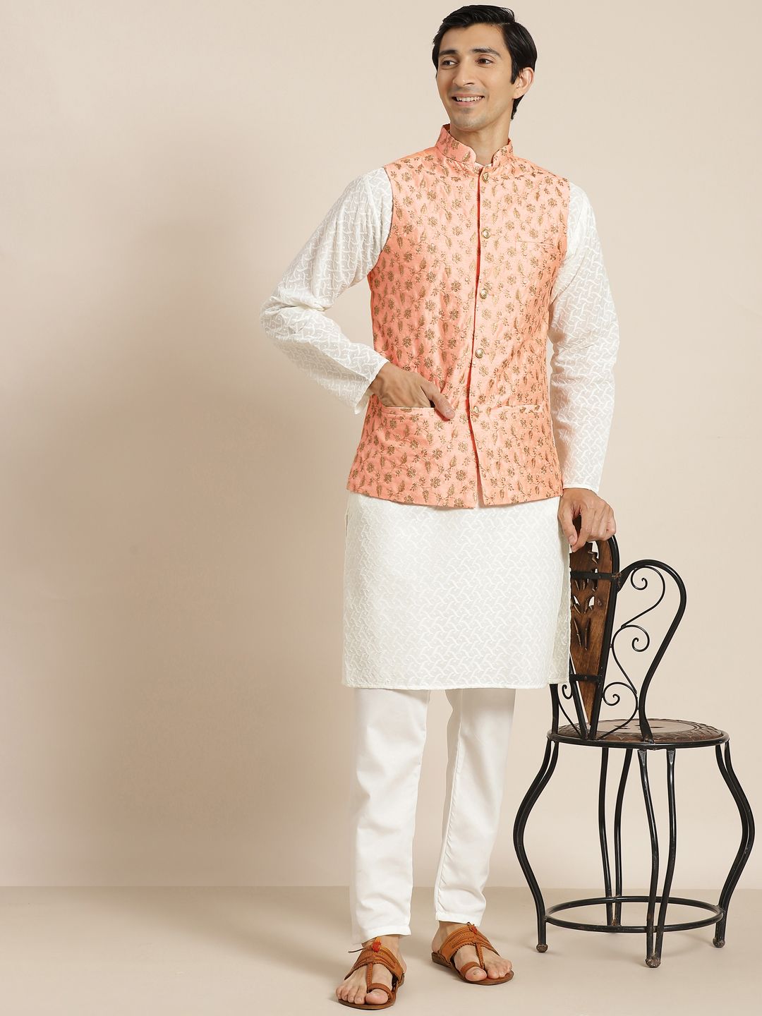 SOJANYA Lelaki Kurta Kapas Tulen Chikankari Berwarna Krim dengan Churidar & Nehrujacket
