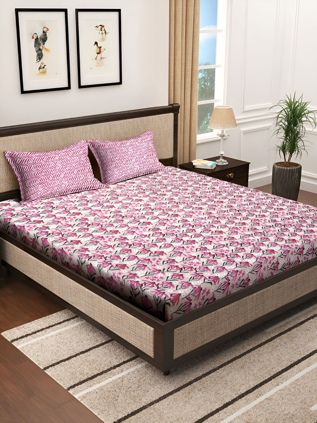 KLOTTHE Pink & White Floral Printed 300TC Super King Bedsheet With 2 Pillow Covers