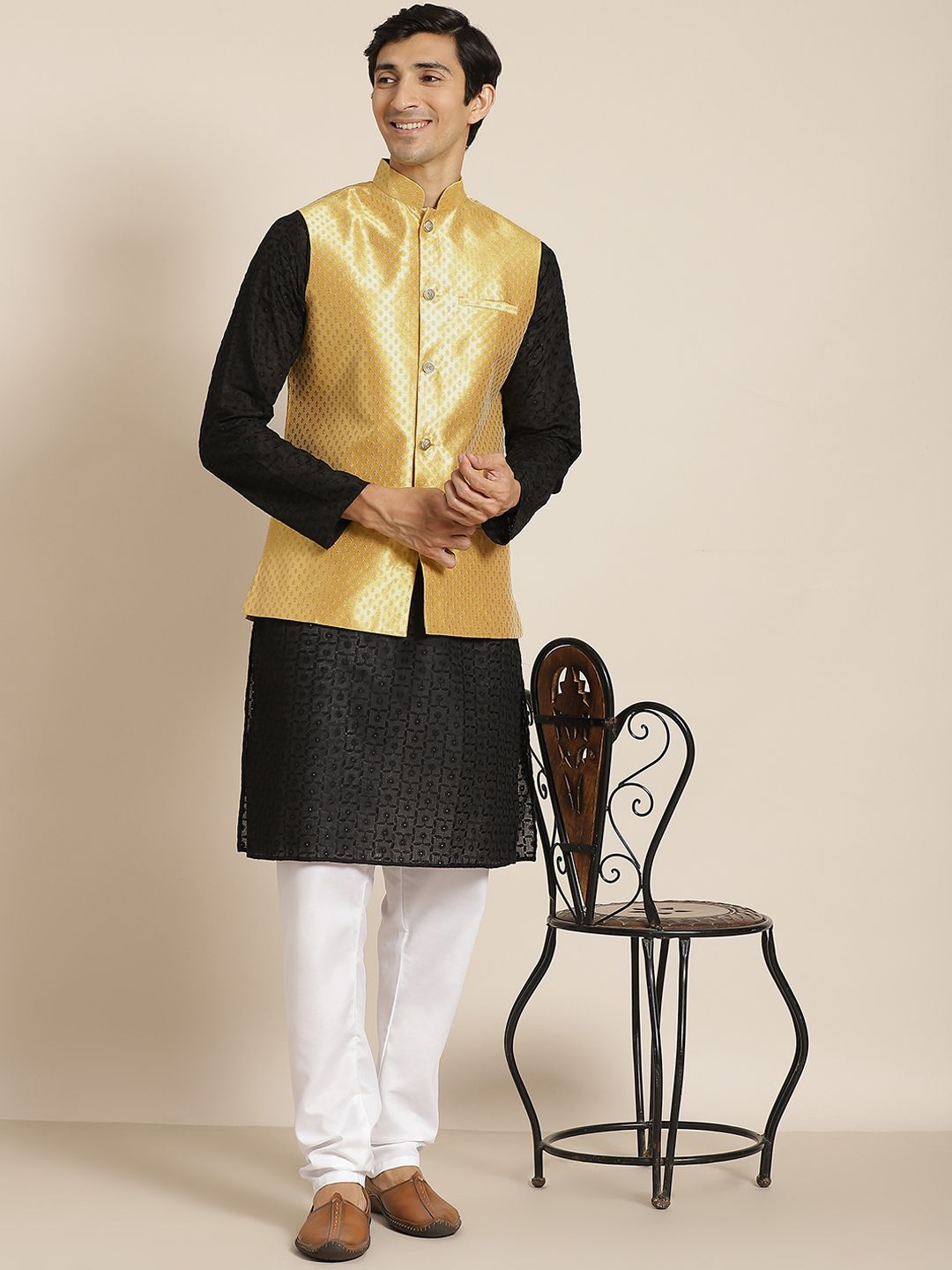 SOJANYA Lelaki Black Chikankari Pure Cotton Kurta with Churidar & Nehru Jacket