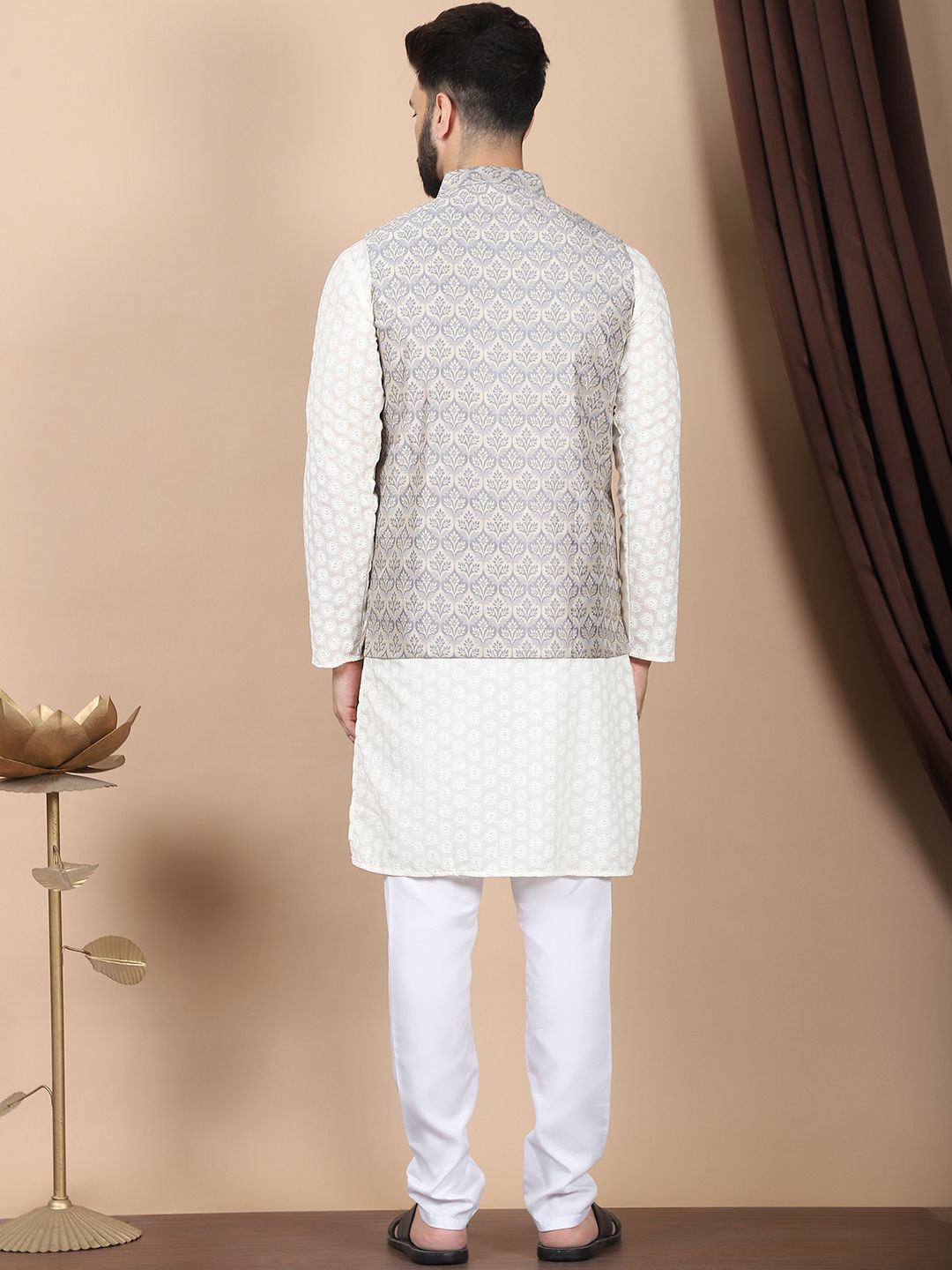 Kurta Kapas Tulen Bersulam Bunga Warna Krim Anouk dengan Jaket Churidar & Nehru