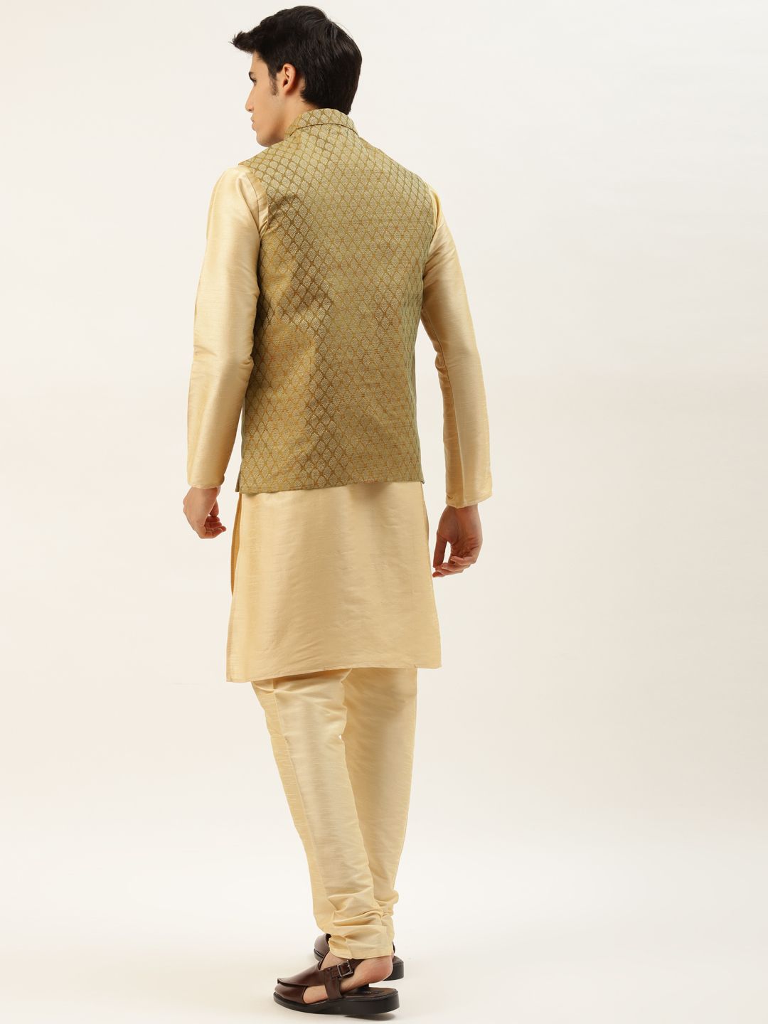 SOJANYA Lelaki Motif Etnik Hijau Zaitun & Jacquard Emas Kurta & Churidar dengan Jaket Nehru