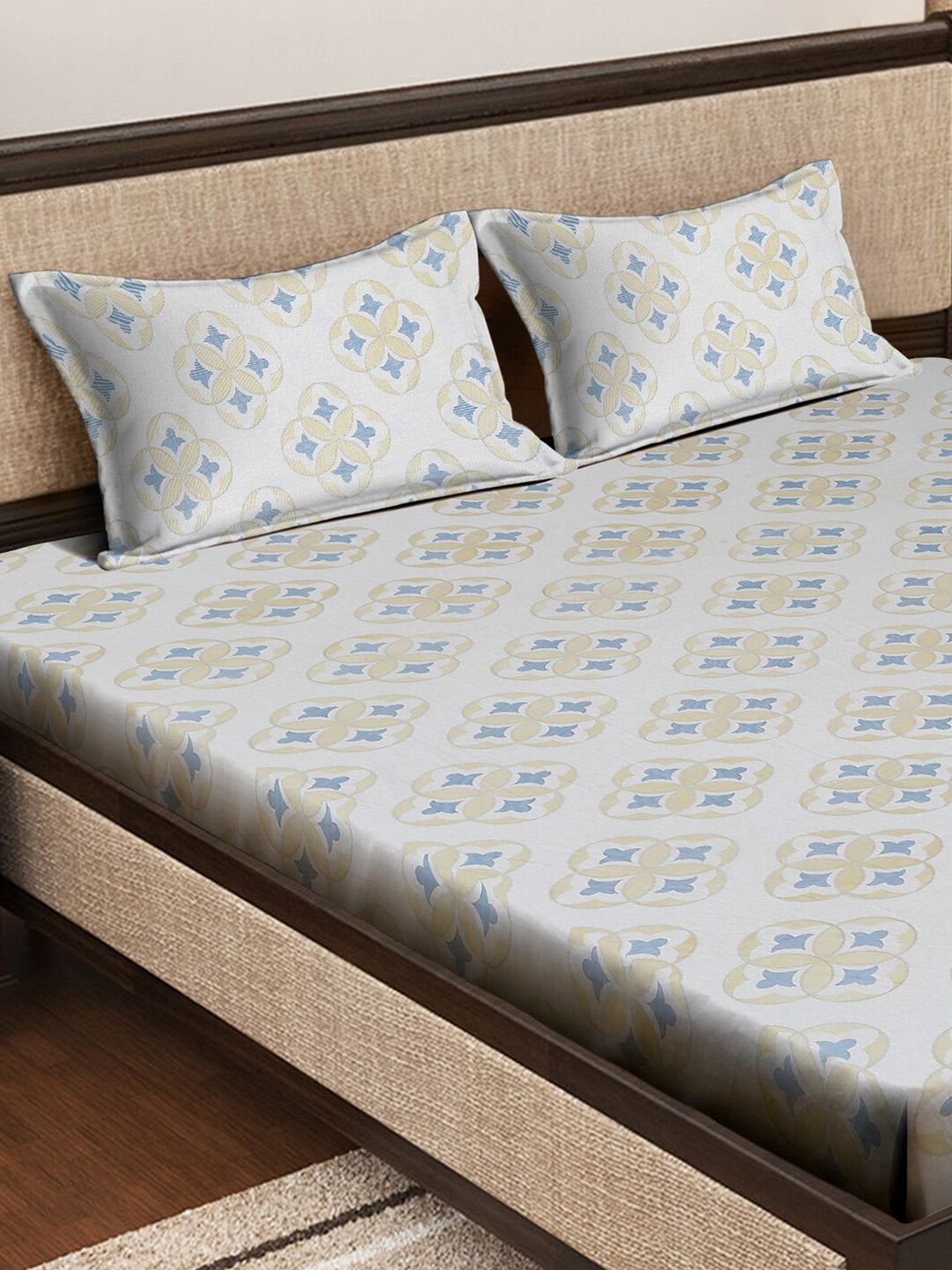 KLOTTHE White & Yellow Geometric Cotton 400 TC King Fitted Bedsheet With 2 Pillow Covers