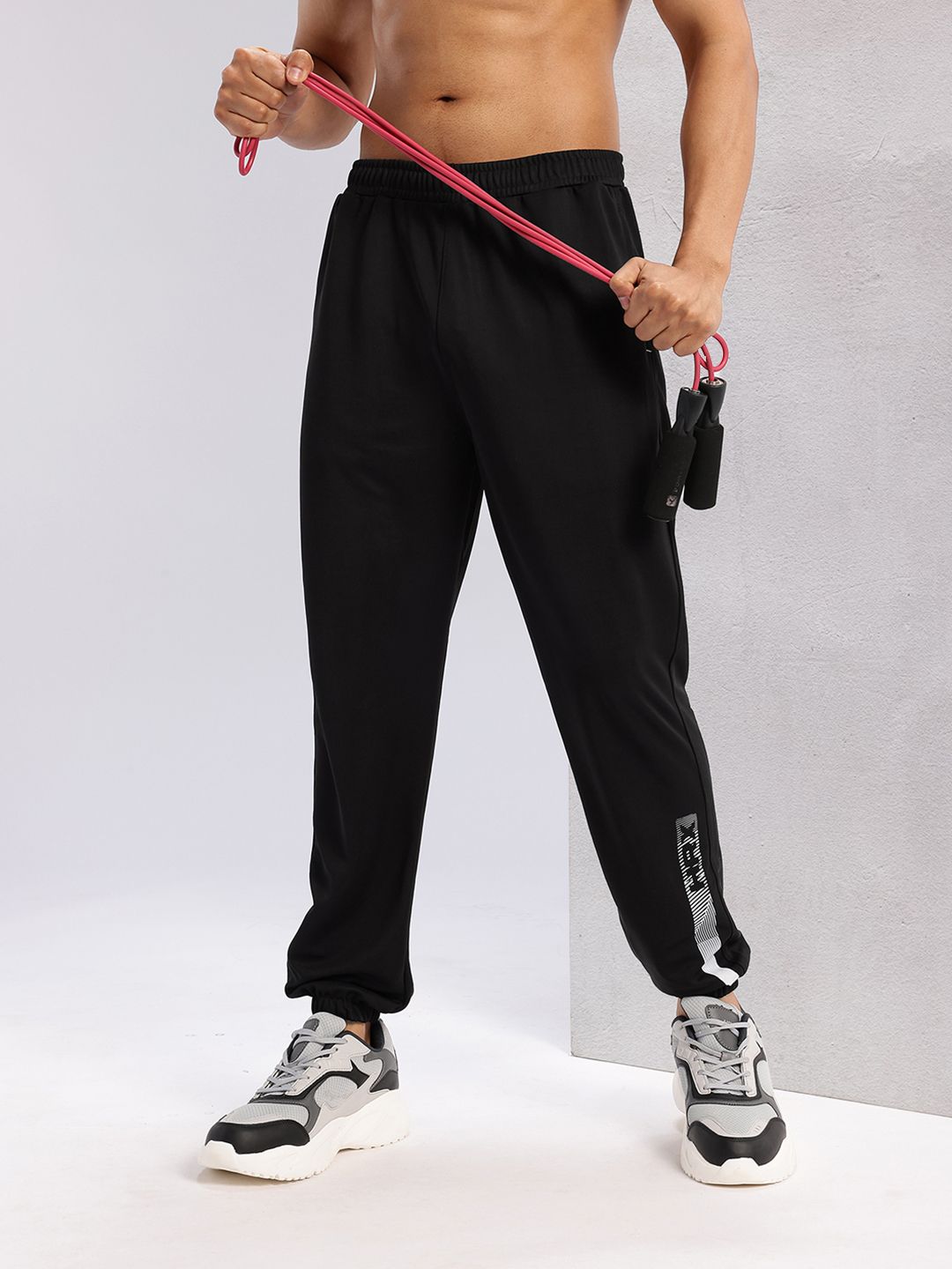 HRX oleh Hrithik Roshan Men Brand Logo Cetak Perincian Mid-Rise Rapid-Dry Joggers