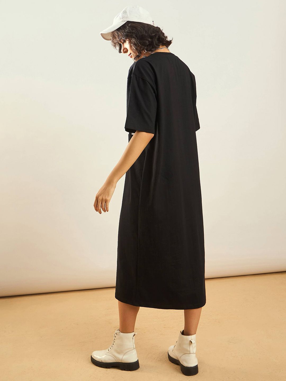 Sassafras tipografi hitam dicetak gaun t-shirt besar