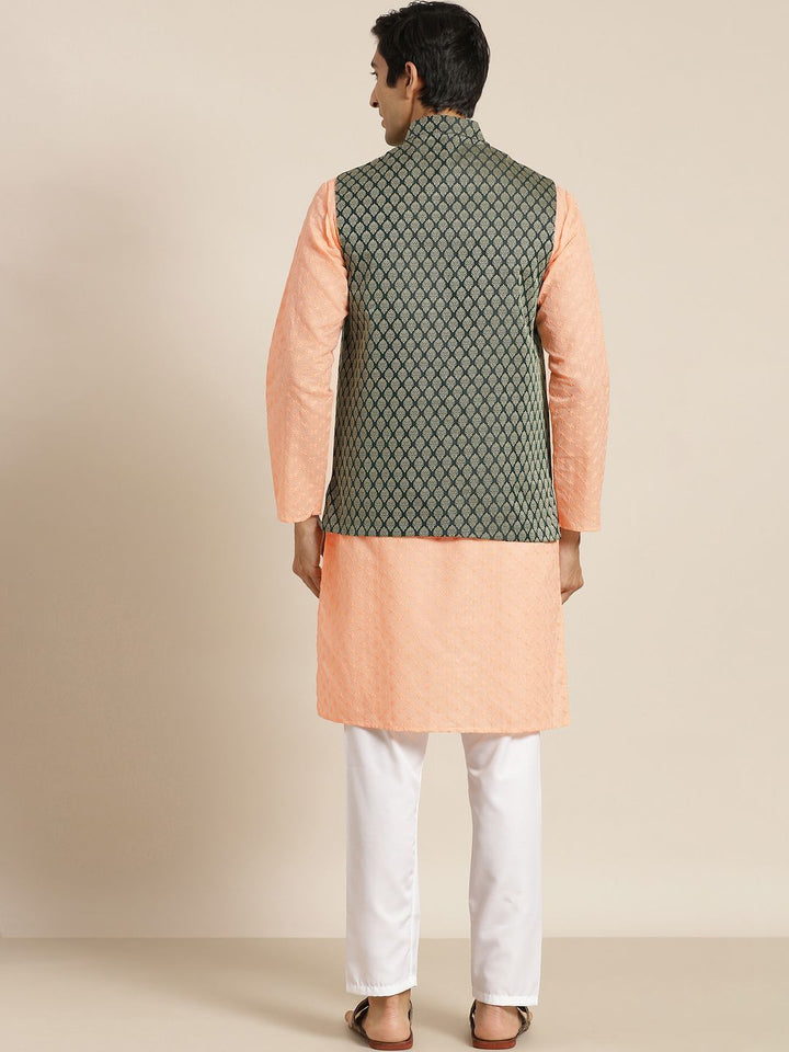 SOJANYA Lelaki Kurta Kapas Tulen Chikankari Warna Peach dengan Churidar & Nehrujacket