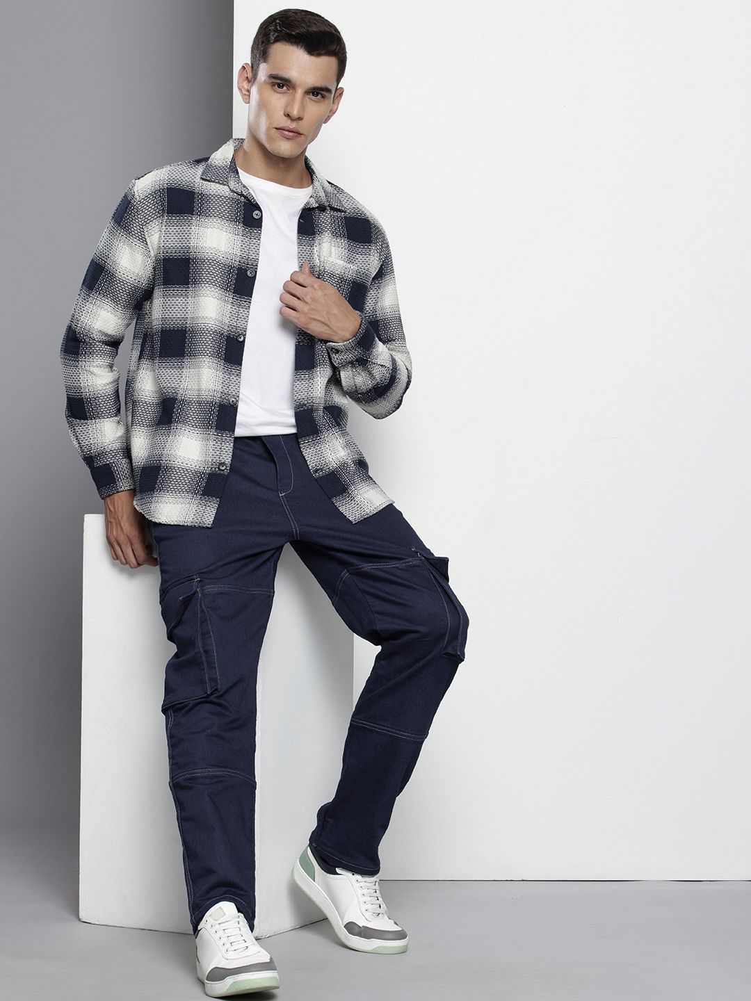 The Indian Garage Co Men Relaxed Fit Stretchable Cargo Style Jeans