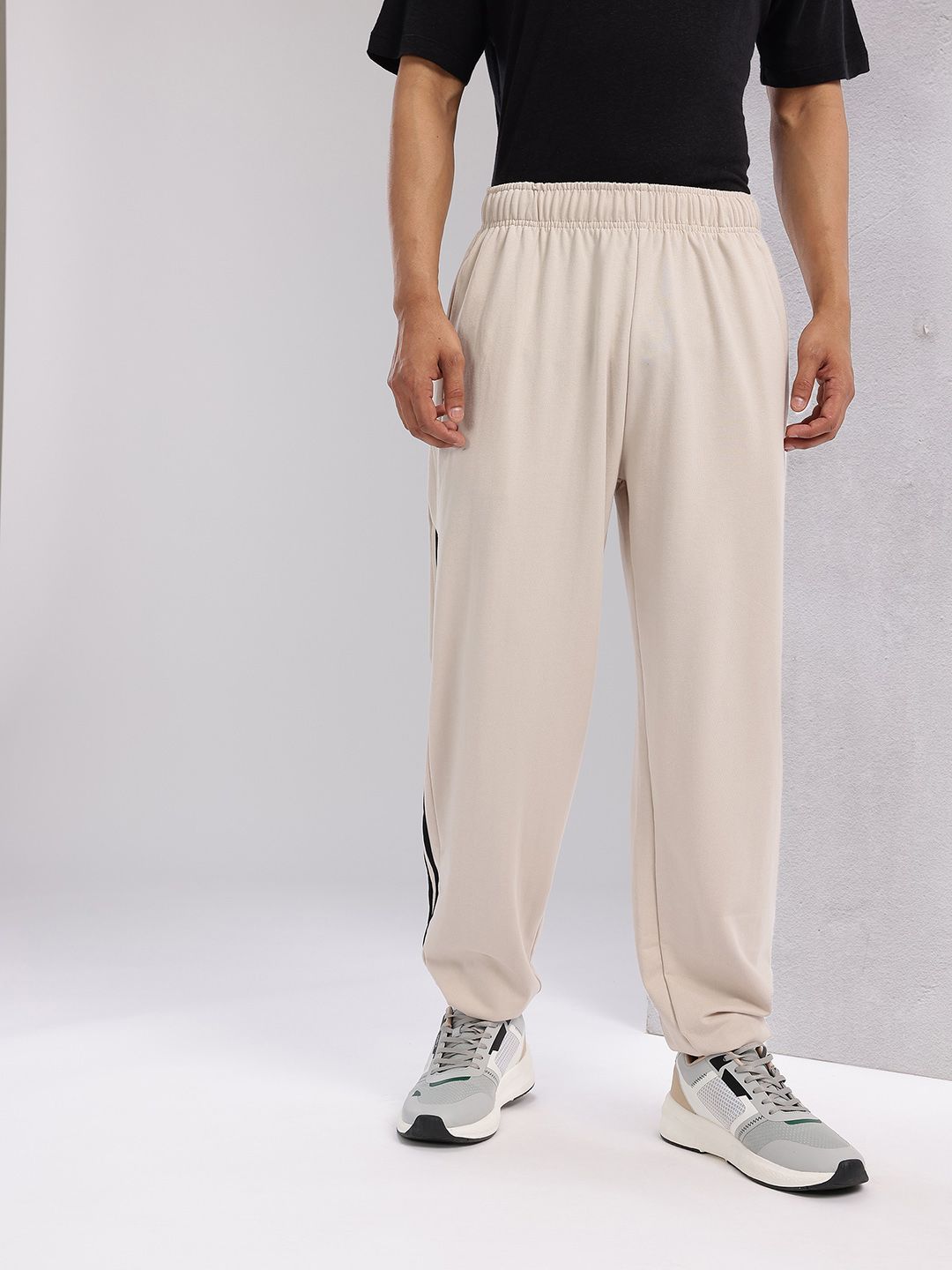 HRX by Hrithik Roshan Men Side Striped Mid-Rise Relaxed Fit Lifestyle Joggers