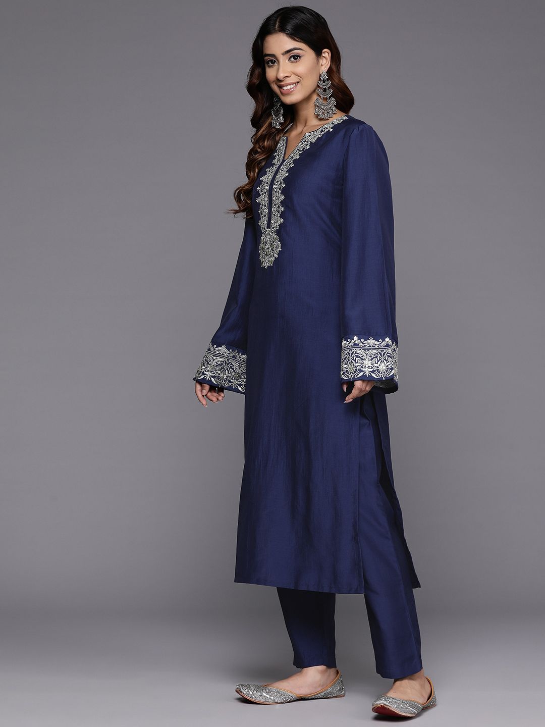 Varanga Women Floral Embroidered Regular Sequinned Kurta with Trousers & With Dupatta