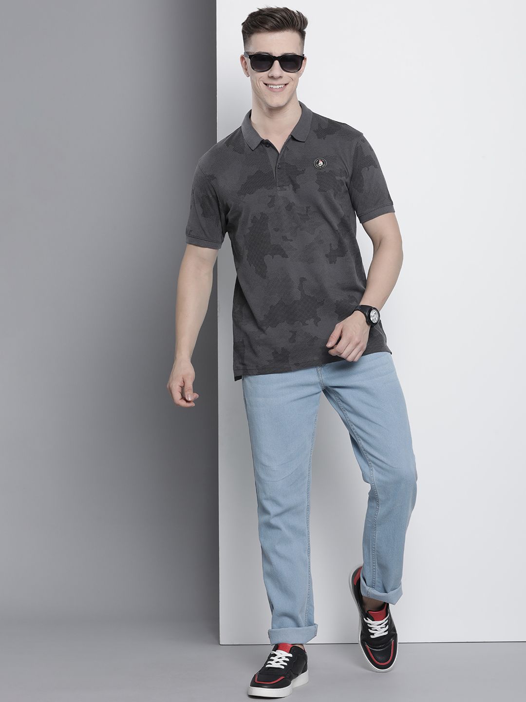 T-shirt kolar polo carase yang dicetak abstrak India