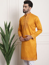 SOJANYA Motif Etnik Yoke Design Thread Work Kurta