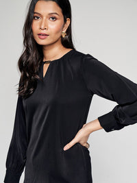 AND Keyhole Neck Long Sleeves Top