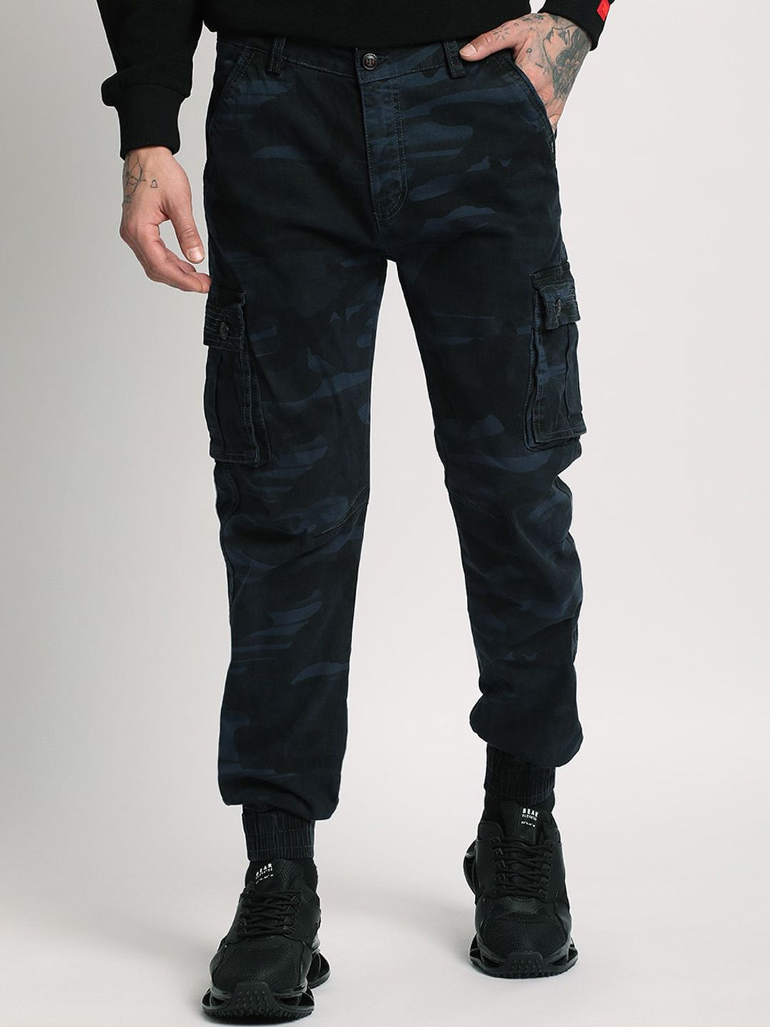 THE BEAR HOUSE Men Camouflage Printed Mid-Rise Regular Fit Cargos Trousers