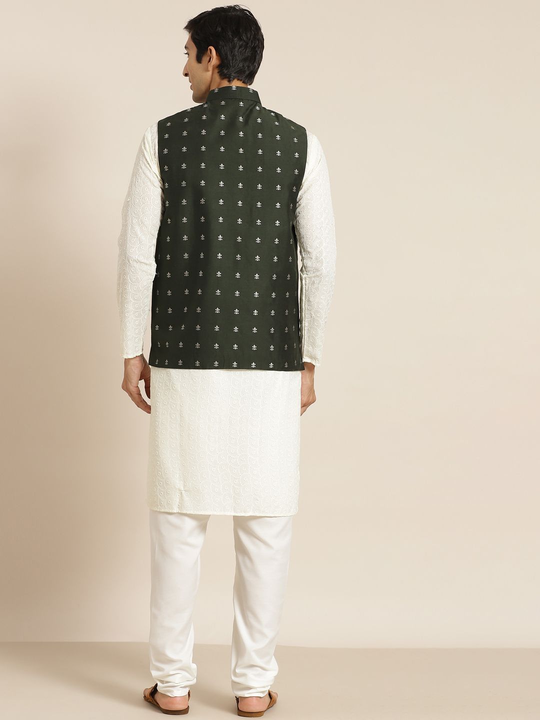 SOJANYA Lelaki Kurta Kapas Tulen Chikankari Berwarna Krim dengan Churidar & Nehrujacket