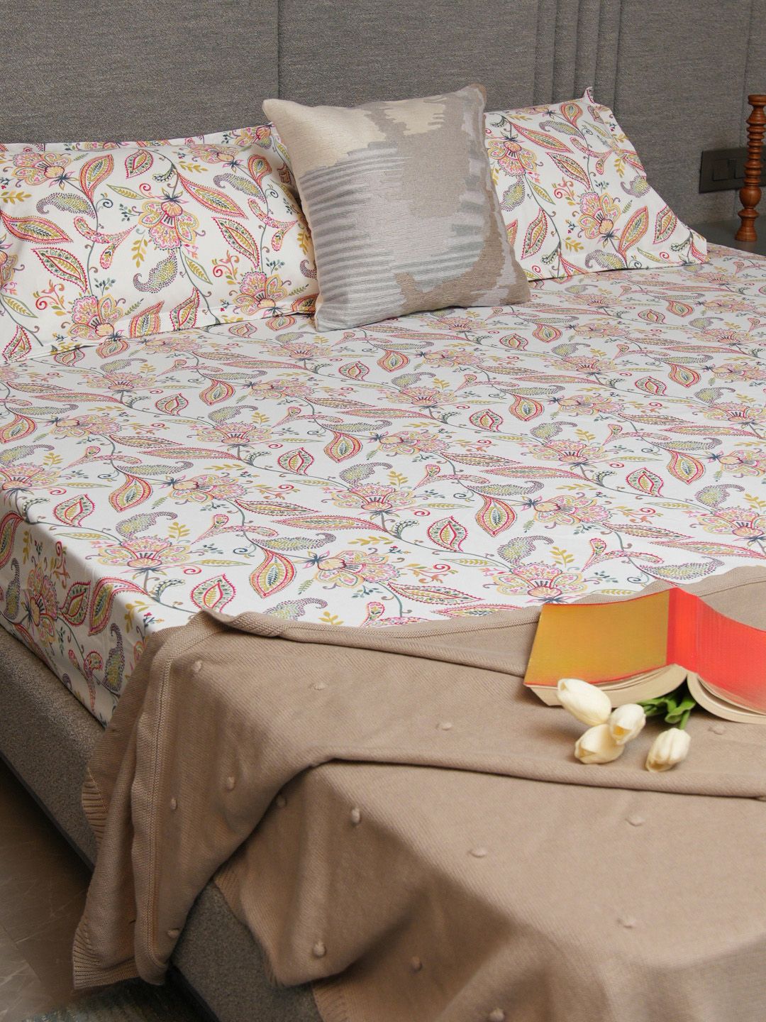 Urban Space White & Pink Printed 200 TC Cotton Single Bedsheet dengan 1 Cover Bantal