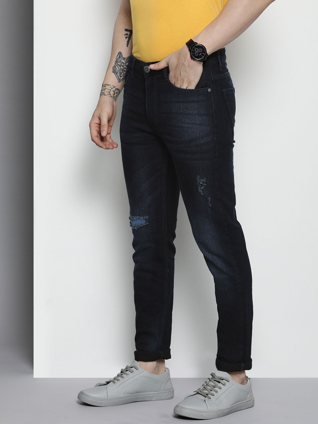 The Indian Garage Co Men Slim Fit Mildly Distressed Stretchable Jeans