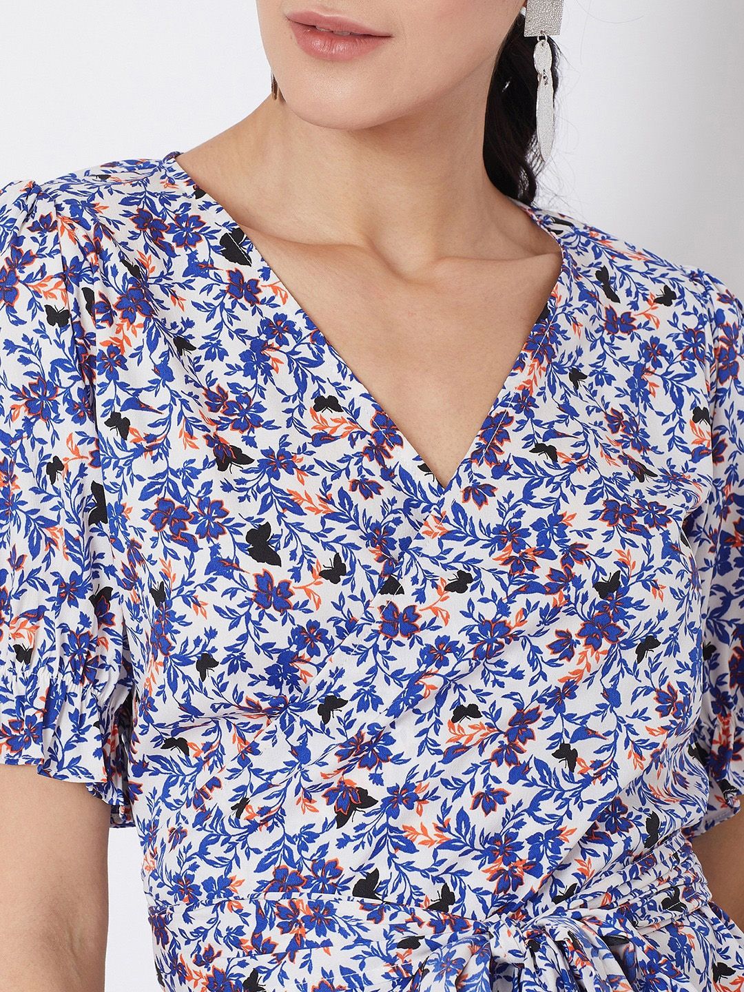 Berrylush Women White Printed Wrap Top