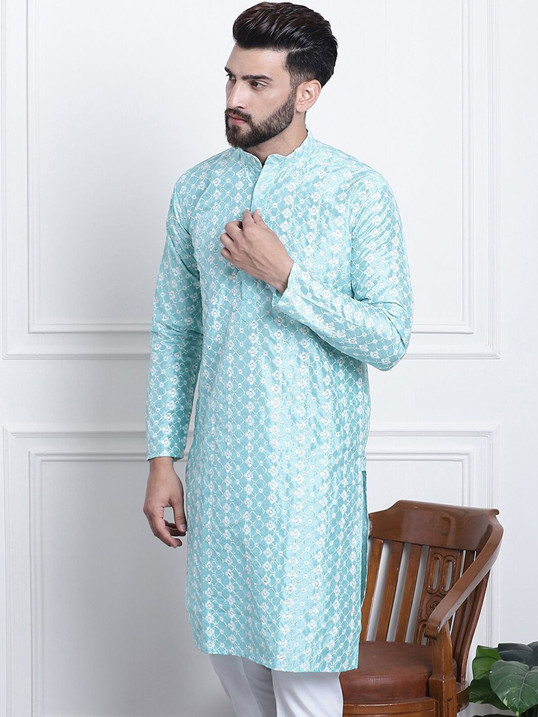 SOJANYA Floral Embroidered Thread Work Straight Kurta
