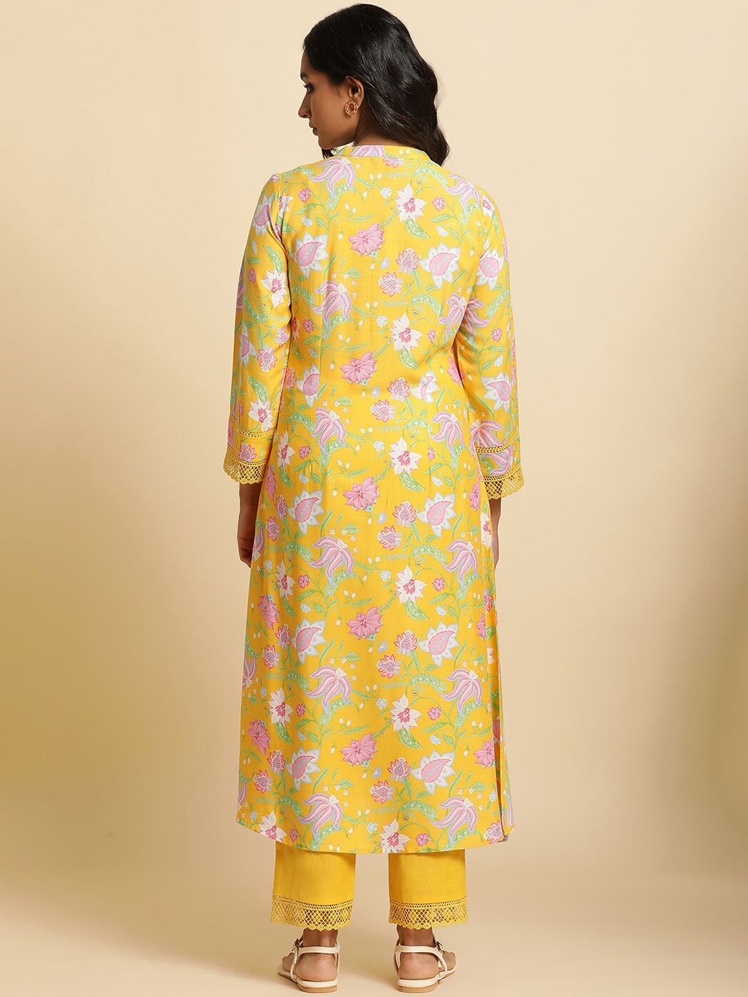 W Women Floral Print Kurta With Straight Pant