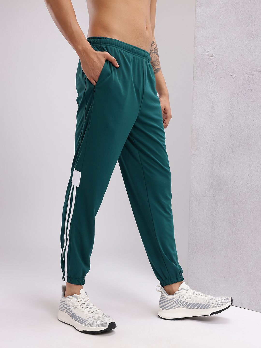 HRX by Hrithik Roshan Men Side Stripes Rapid-Dry Training Joggers