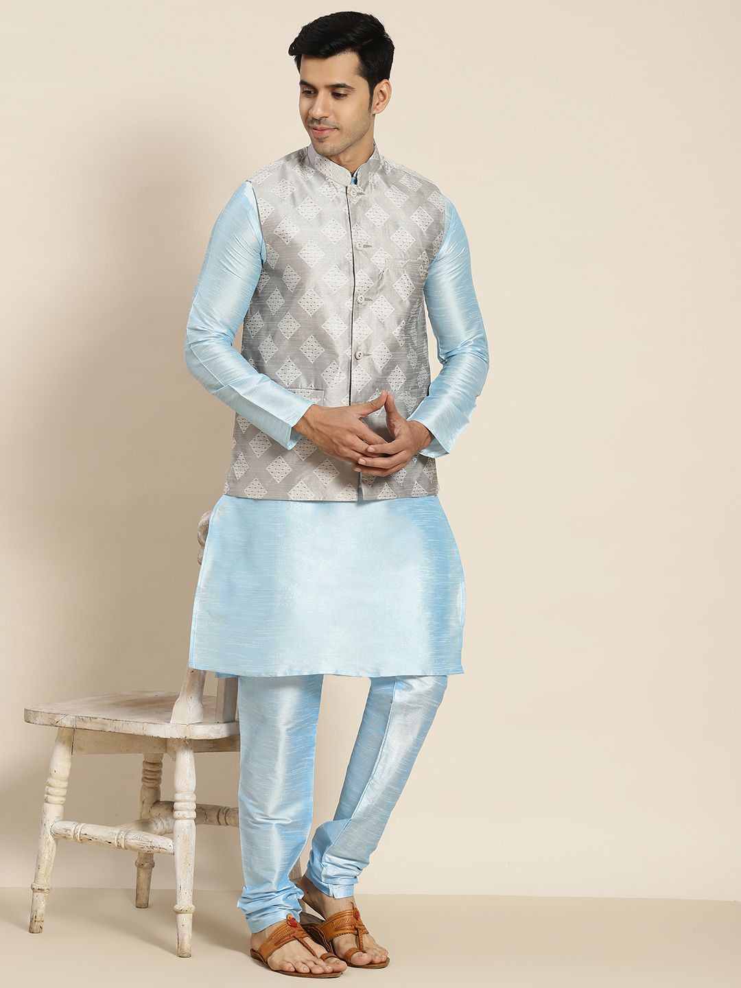 SOJANYA Men Blue Kurta with Churidar