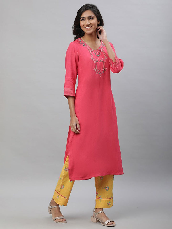 AURELIA Floral Yoke Design Thread Work V-Neck Straight Kurta